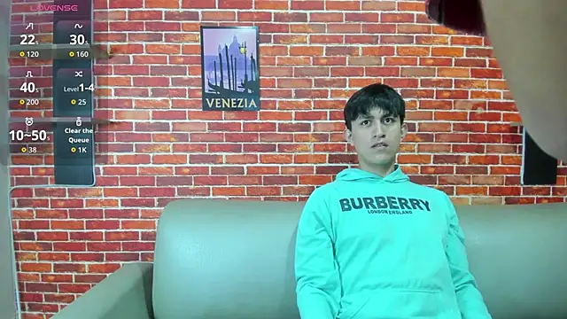 Hoot boyss  online show from 05/28/26, 07:33