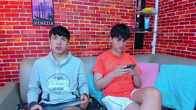 Hoot boyss  online show from 05/31/26, 07:48
