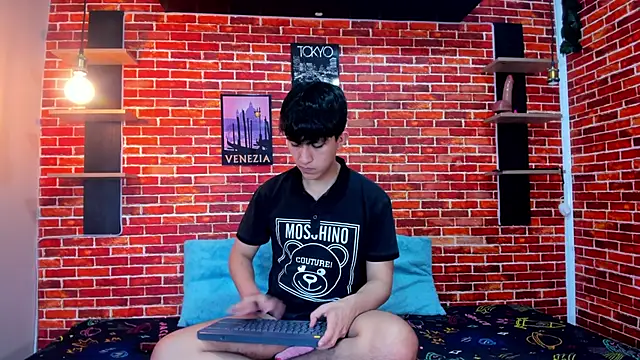 Hoot boyss  online show from 06/04/26, 08:15