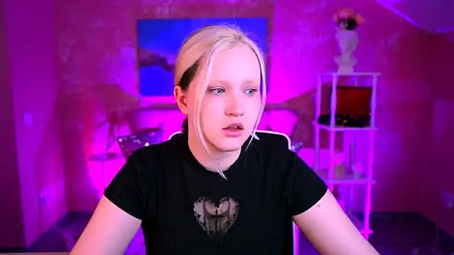Snapshot of ViolettWoods chatting on 06/10/26, 06:12 ViolettWoods online show from 06/10/26, 06:12