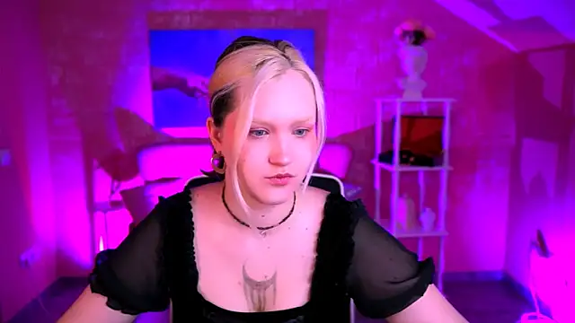 Snapshot of ViolettWoods chatting on 06/14/26, 06:15 ViolettWoods online show from 06/14/26, 06:15