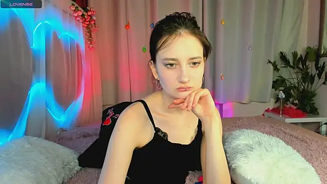 Snapshot of SummerLilaa chatting on 06/05/26, 01:28 SummerLilaa online show from 06/05/26, 01:28