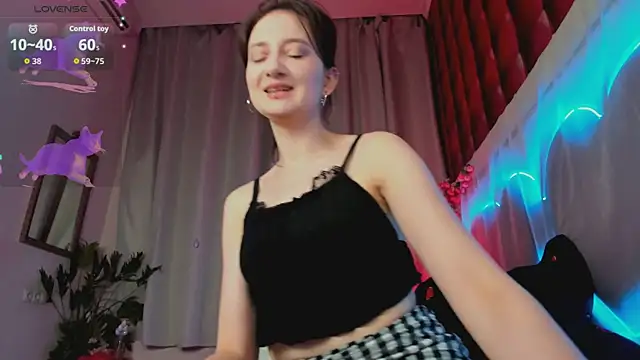 Snapshot of SummerLilaa chatting on 06/08/26, 01:33 SummerLilaa online show from 06/08/26, 01:33