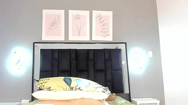 Snapshot of zoe_curvyy chatting on 06/05/26, 12:11 zoe curvyy online show from 06/05/26, 12:11