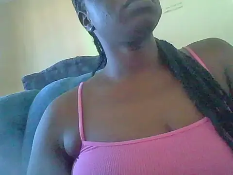 Snapshot of Queen_Zuri chatting on 06/05/26, 12:00 Queen Zuri online show from 06/05/26, 12:00