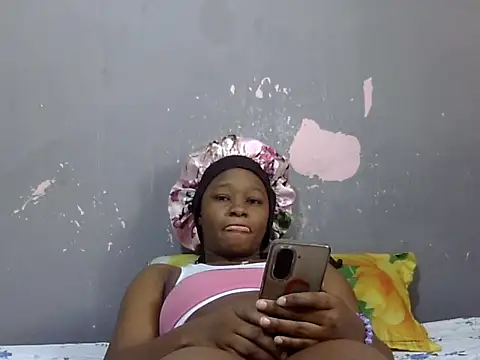 Snapshot of Petite_Ebony10 chatting on 06/05/26, 06:52 Petite Ebony10 online show from 06/05/26, 06:52