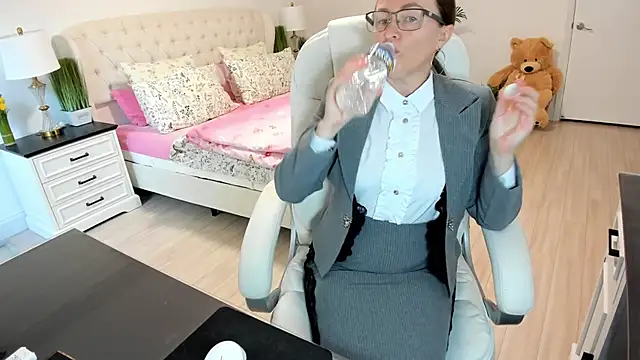 Snapshot of Vika73 chatting on 10/19/25, 01:45 Vika73 online show from 10/19/25, 01:45