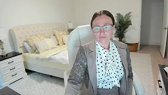 Snapshot of Vika73 chatting on 06/04/26, 10:54 Vika73 online show from 06/04/26, 10:54