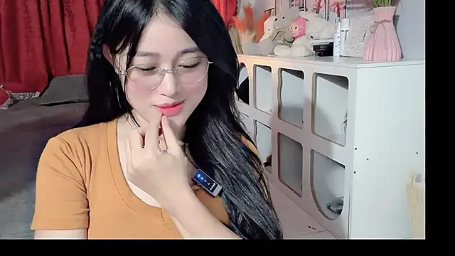 Snapshot of Bee-Cherry chatting on 05/25/26, 05:24 Bee-Cherry online show from 05/25/26, 05:24