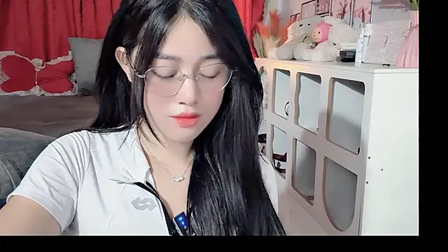 Snapshot of Bee-Cherry chatting on 05/27/26, 03:03 Bee-Cherry online show from 05/27/26, 03:03