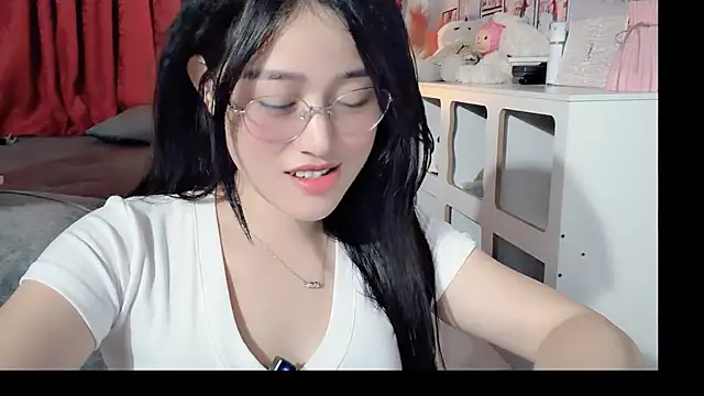 Snapshot of Bee-Cherry chatting on 05/27/26, 04:15 Bee-Cherry online show from 05/27/26, 04:15