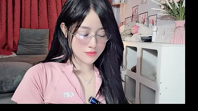 Snapshot of Bee-Cherry chatting on 05/28/26, 05:54 Bee-Cherry online show from 05/28/26, 05:54