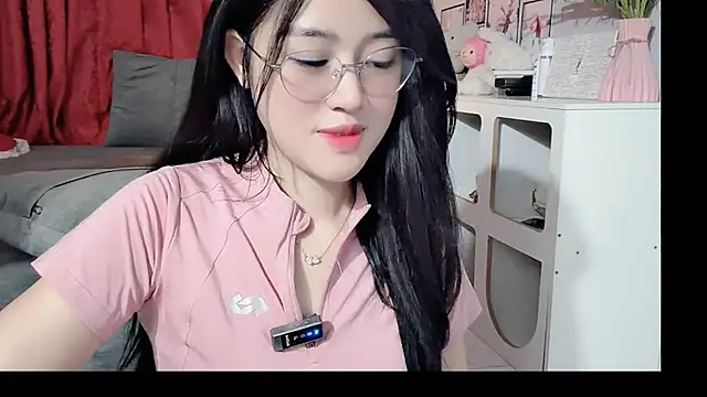 Snapshot of Bee-Cherry chatting on 05/29/26, 06:11 Bee-Cherry online show from 05/29/26, 06:11