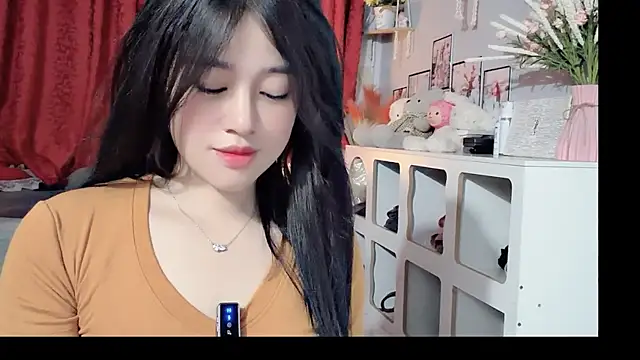 Snapshot of Bee-Cherry chatting on 05/29/26, 06:17 Bee-Cherry online show from 05/29/26, 06:17