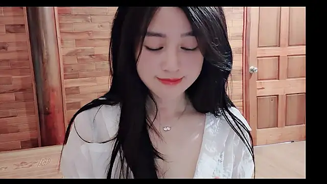 Snapshot of Bee-Cherry chatting on 06/14/26, 10:17 Bee-Cherry online show from 06/14/26, 10:17