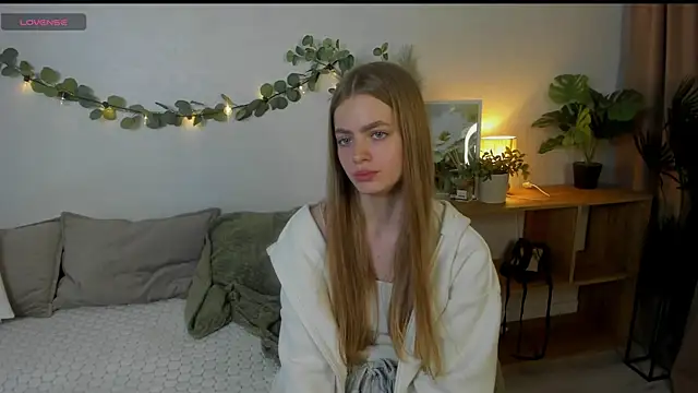 Snapshot of HoneyEmilly chatting on 06/03/26, 02:33 HoneyEmilly online show from 06/03/26, 02:33