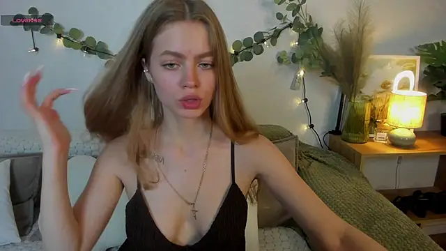 Snapshot of HoneyEmilly chatting on 06/11/26, 06:22 HoneyEmilly online show from 06/11/26, 06:22
