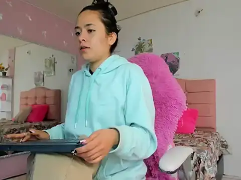 ivyyemerald  online show from 06/03/26, 12:52