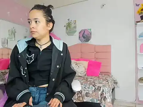 ivyyemerald  online show from 06/06/26, 12:43