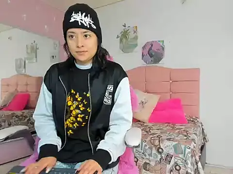 ivyyemerald  online show from 06/09/26, 12:50