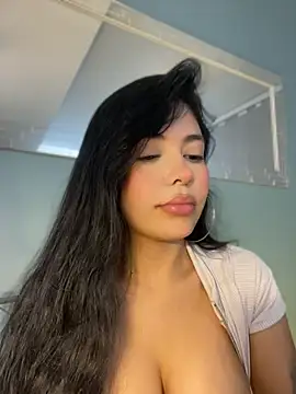 Snapshot of FERNANDAXX_ chatting on 06/03/26, 02:33 FERNANDAXX online show from 06/03/26, 02:33