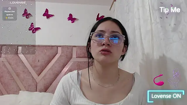 Snapshot of Angel-Hott_ chatting on 06/11/26, 04:32 Angel-Hott online show from 06/11/26, 04:32
