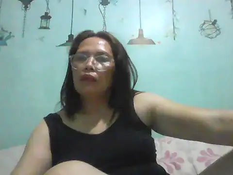 Snapshot of momshe2026 chatting on 05/30/26, 08:06 momshe2026 online show from 05/30/26, 08:06
