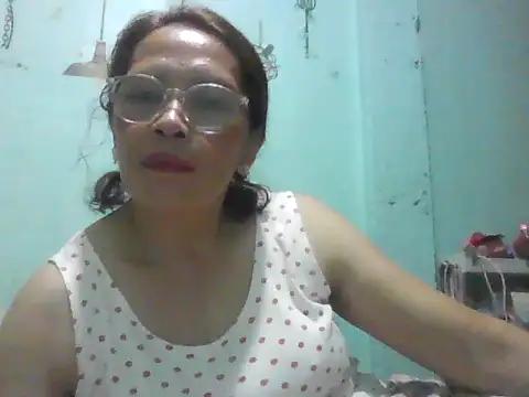 Snapshot of momshe2026 chatting on 05/31/26, 12:12 momshe2026 online show from 05/31/26, 12:12
