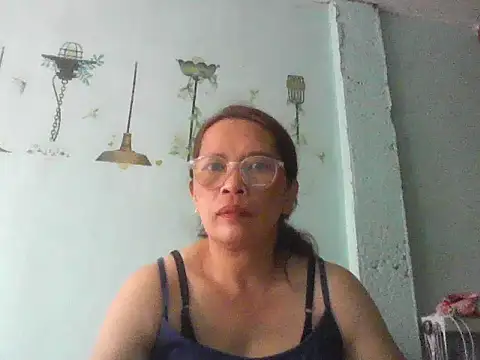 Snapshot of momshe2026 chatting on 06/05/26, 07:14 momshe2026 online show from 06/05/26, 07:14