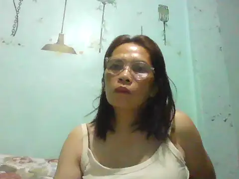 Snapshot of momshe2026 chatting on 06/06/26, 07:40 momshe2026 online show from 06/06/26, 07:40