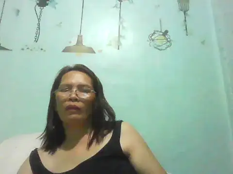 Snapshot of momshe2026 chatting on 06/08/26, 01:22 momshe2026 online show from 06/08/26, 01:22