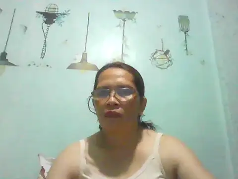 Snapshot of momshe2026 chatting on 06/10/26, 01:54 momshe2026 online show from 06/10/26, 01:54