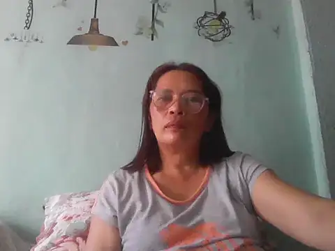 Snapshot of momshe2026 chatting on 06/13/26, 07:50 momshe2026 online show from 06/13/26, 07:50