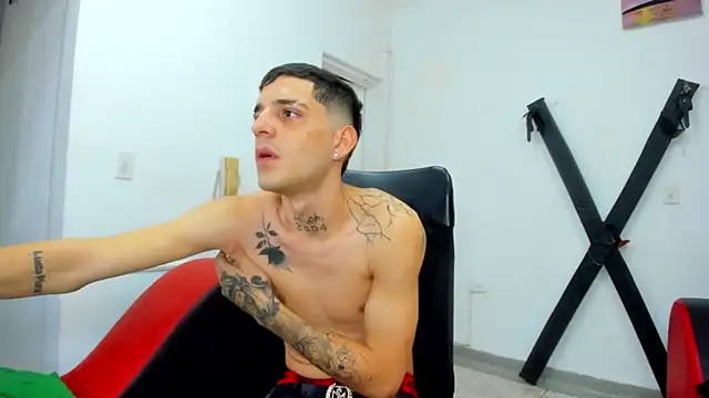 Snapshot of boy_max_latin chatting on 06/07/26, 10:35 boy max latin online show from 06/07/26, 10:35