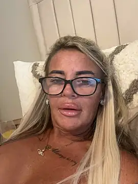 Snapshot of hotmilf66 chatting on 06/01/26, 06:53 hotmilf66 online show from 06/01/26, 06:53