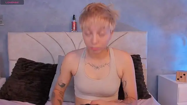 Snapshot of vane_grey chatting on 07/10/26, 06:21 vane grey online show from 07/10/26, 06:21
