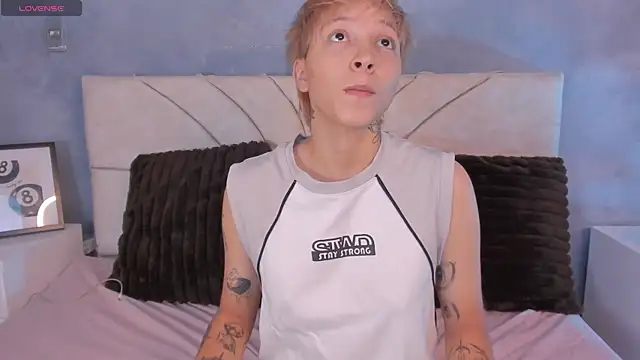 Snapshot of vane_grey chatting on 07/11/26, 06:54 vane grey online show from 07/11/26, 06:54
