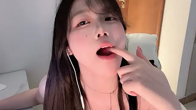 Snapshot of April_UU chatting on 05/26/26, 01:34 April UU online show from 05/26/26, 01:34