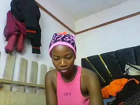 Snapshot of aliana082169 chatting on 06/06/26, 02:27 aliana082169 online show from 06/06/26, 02:27