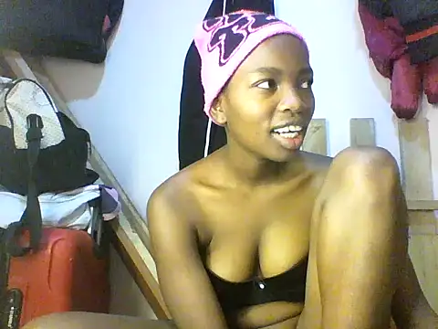 Snapshot of aliana082169 chatting on 06/09/26, 06:36 aliana082169 online show from 06/09/26, 06:36