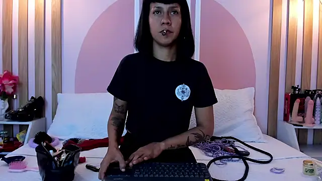 Valkiriia wiine online show from 06/26/26, 04:50