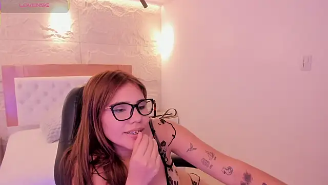 Snapshot of ROXI_MOON1 chatting on 06/11/26, 07:23 ROXI MOON1 online show from 06/11/26, 07:23