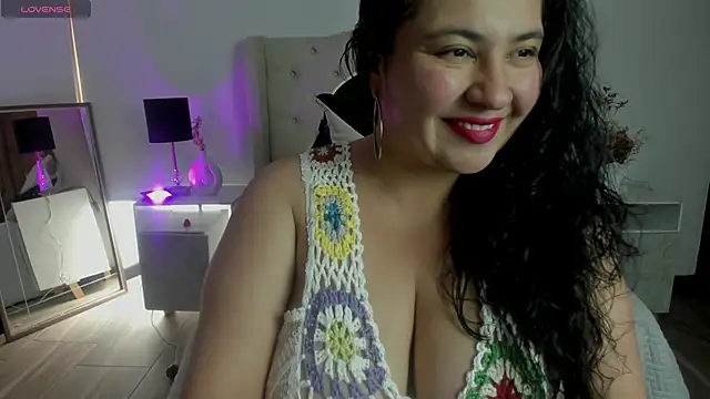 Snapshot of JadeBellee chatting on 06/12/26, 06:18 JadeBellee online show from 06/12/26, 06:18