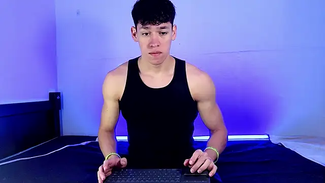 Snapshot of Luke_Muscle chatting on 05/27/26, 12:35 Luke Muscle online show from 05/27/26, 12:35