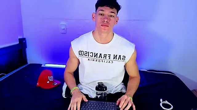 Snapshot of Luke_Muscle chatting on 06/05/26, 01:50 Luke Muscle online show from 06/05/26, 01:50