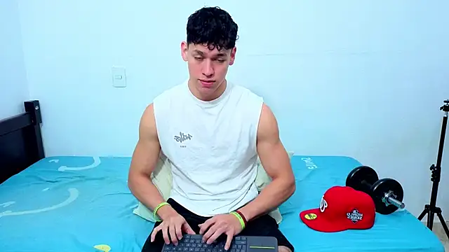 Snapshot of Luke_Muscle chatting on 06/11/26, 02:26 Luke Muscle online show from 06/11/26, 02:26