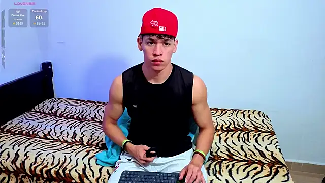 Snapshot of Luke_Muscle chatting on 06/13/26, 04:05 Luke Muscle online show from 06/13/26, 04:05
