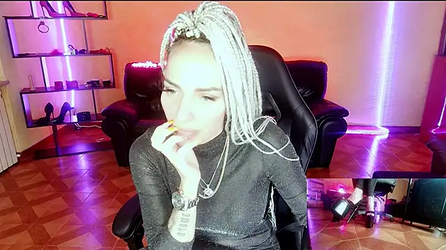 Snapshot of Monicamaxwell chatting on 05/30/26, 12:02 Monicamaxwell online show from 05/30/26, 12:02