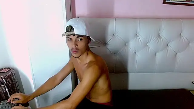 Snapshot of Angel_foxc13 chatting on 06/12/26, 04:39 Angel foxc13 online show from 06/12/26, 04:39