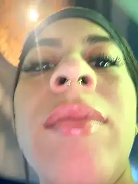 Snapshot of Eveliin__ chatting on 06/04/26, 01:39 Eveliin online show from 06/04/26, 01:39